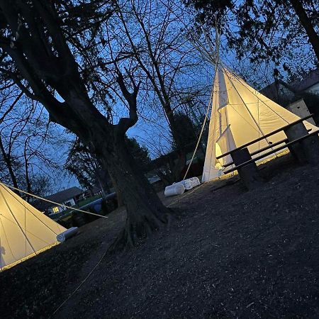 Teepee v zámecké zahradě Hotel Ronow an der Doubrava Exterior foto