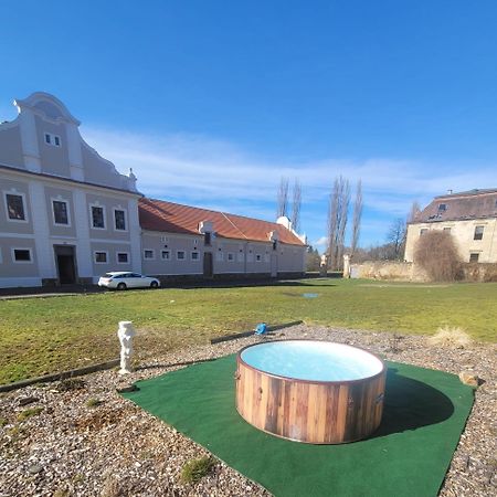 Teepee v zámecké zahradě Hotel Ronow an der Doubrava Exterior foto