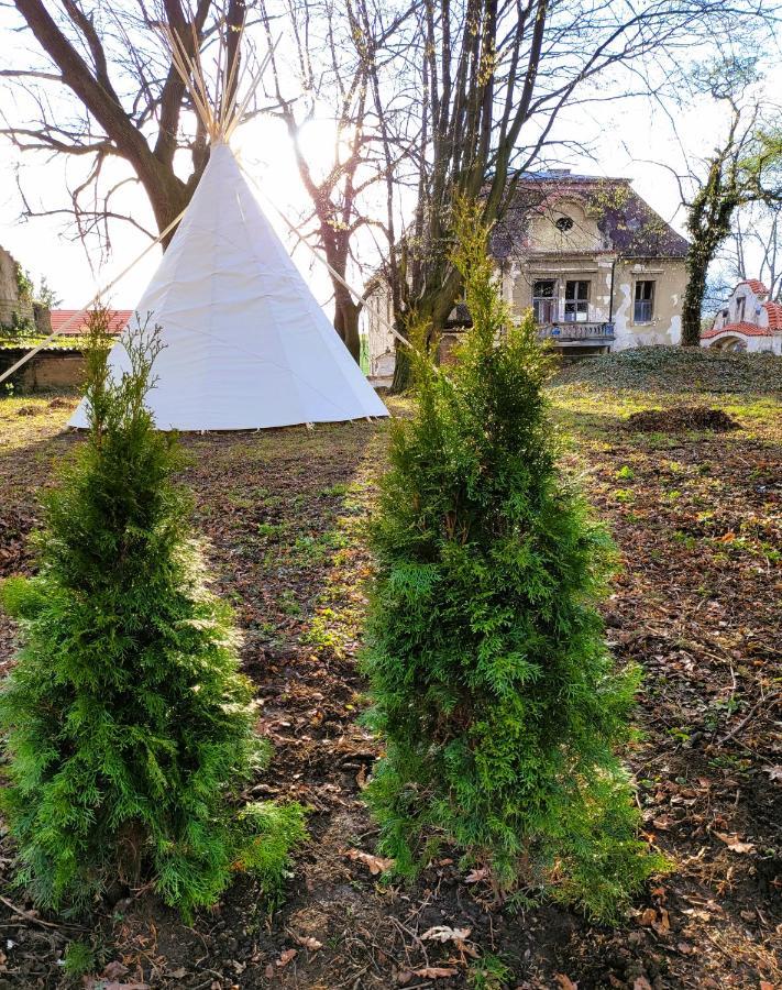 Teepee v zámecké zahradě Hotel Ronow an der Doubrava Exterior foto