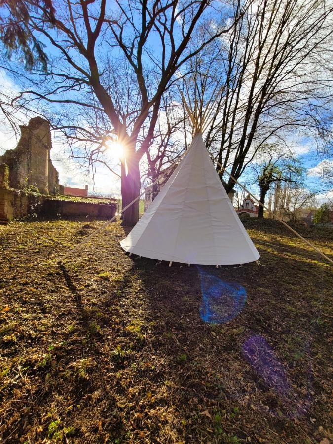 Teepee v zámecké zahradě Hotel Ronow an der Doubrava Exterior foto