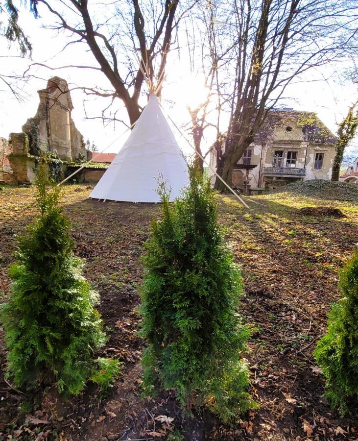 Teepee v zámecké zahradě Hotel Ronow an der Doubrava Exterior foto