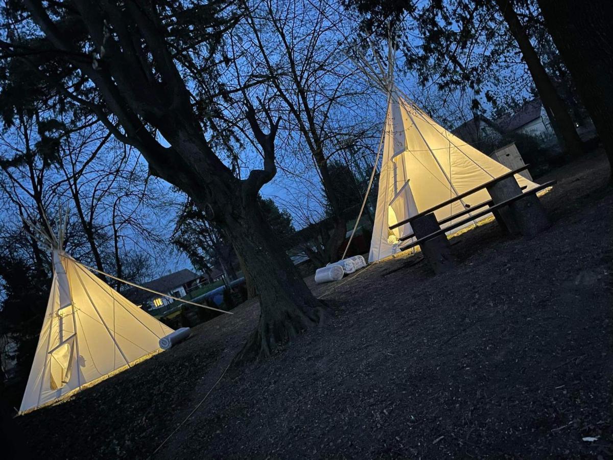 Teepee v zámecké zahradě Hotel Ronow an der Doubrava Exterior foto