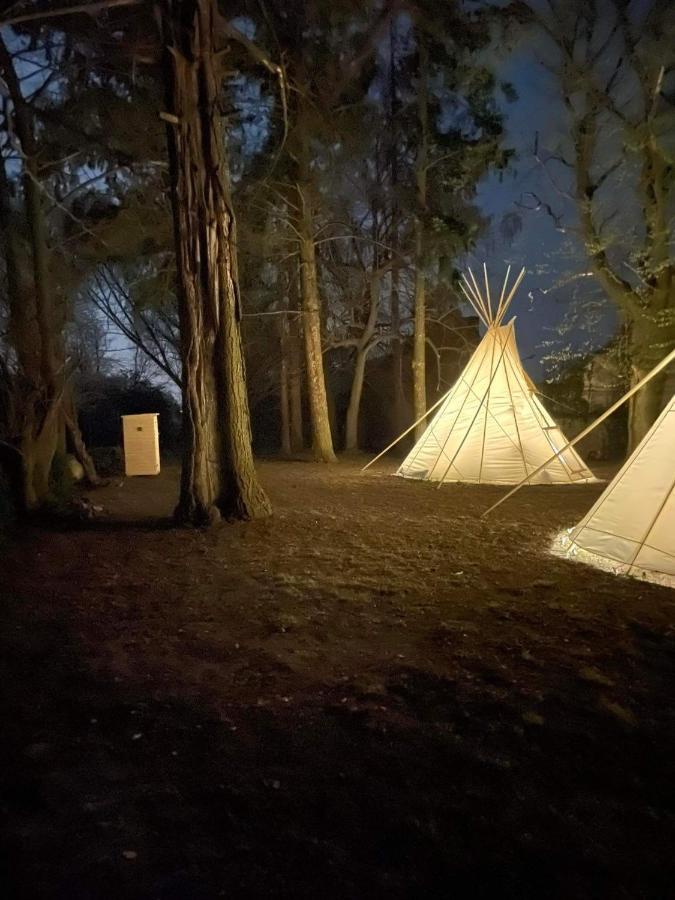 Teepee v zámecké zahradě Hotel Ronow an der Doubrava Exterior foto