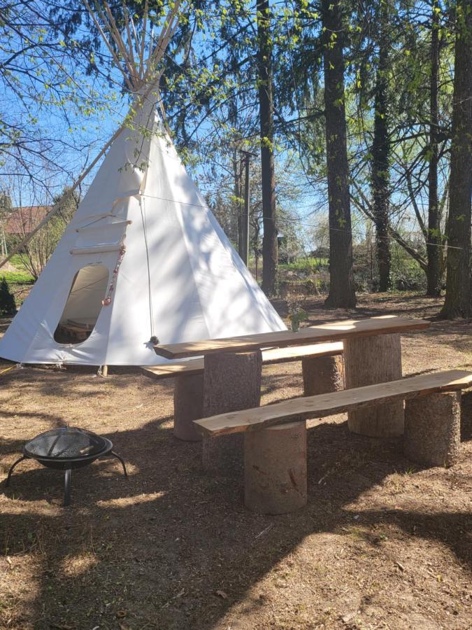 Teepee v zámecké zahradě Hotel Ronow an der Doubrava Exterior foto
