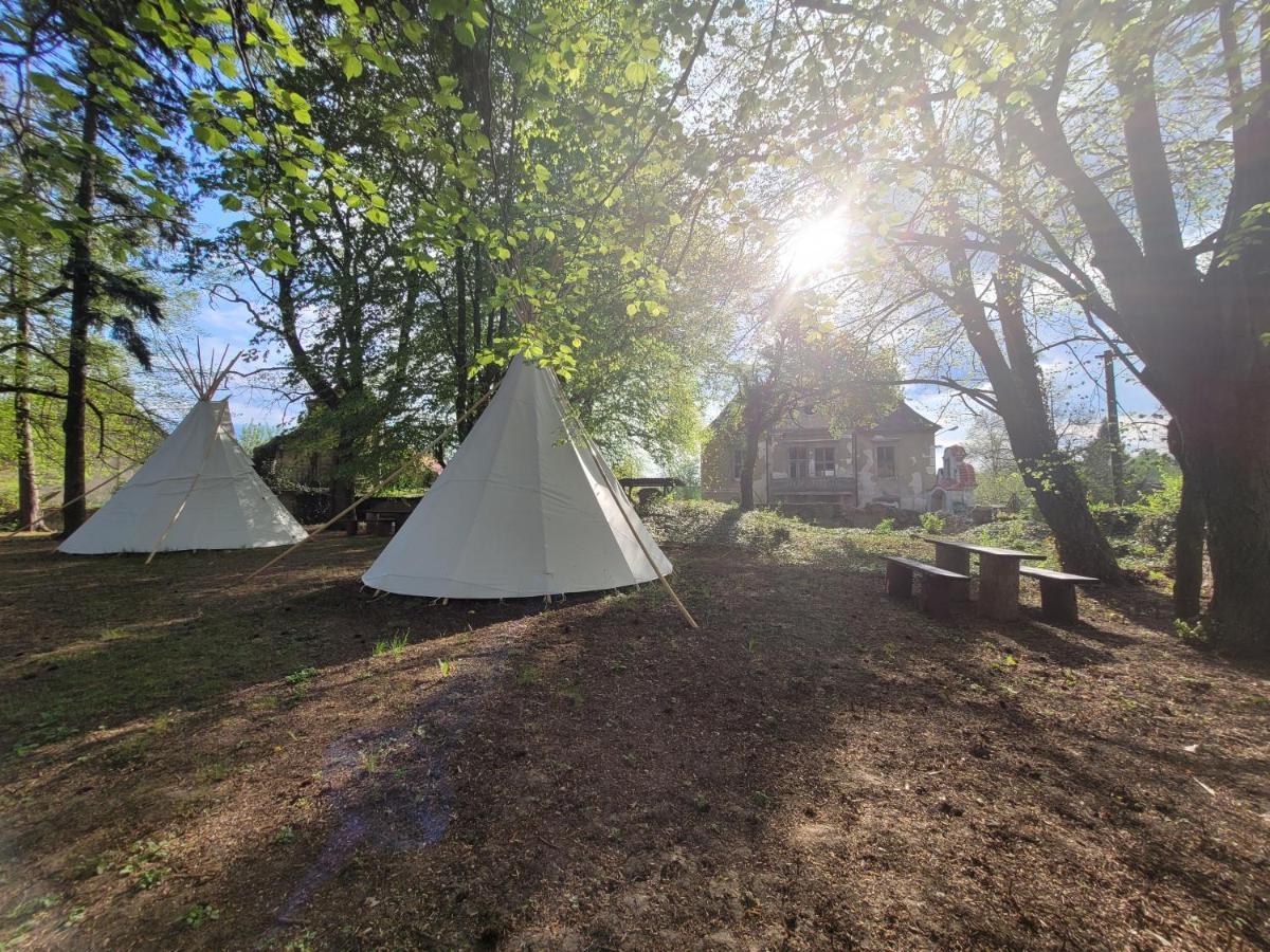 Teepee v zámecké zahradě Hotel Ronow an der Doubrava Exterior foto