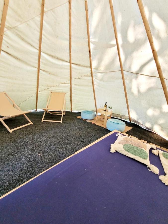 Teepee v zámecké zahradě Hotel Ronow an der Doubrava Exterior foto