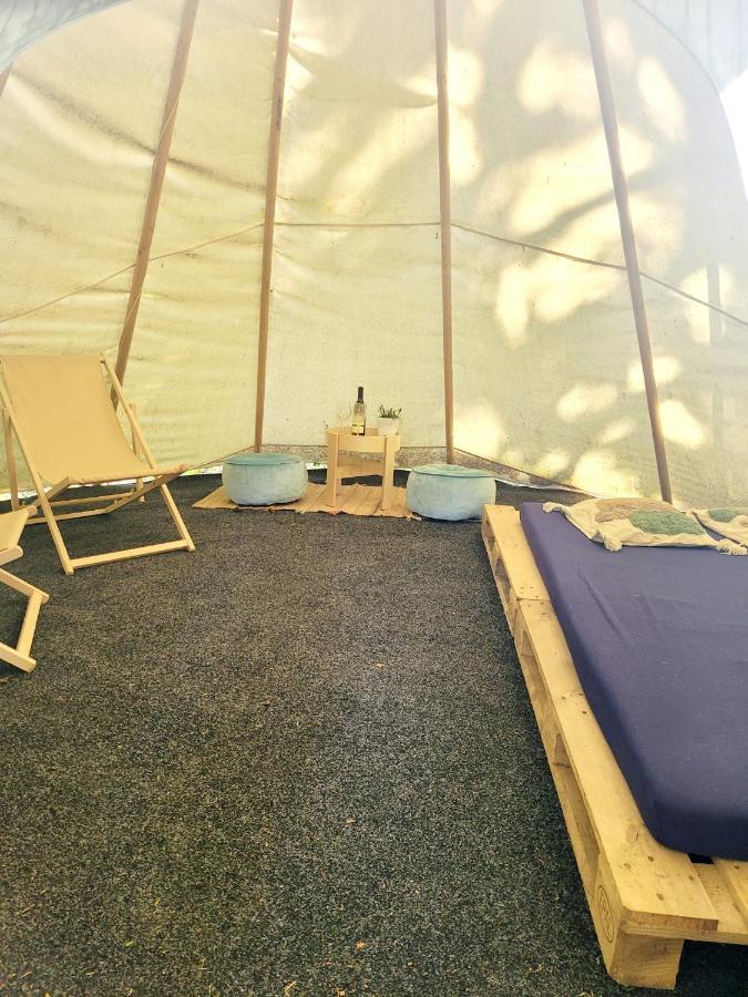 Teepee v zámecké zahradě Hotel Ronow an der Doubrava Exterior foto
