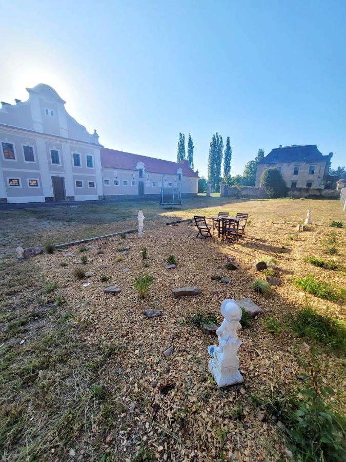 Teepee v zámecké zahradě Hotel Ronow an der Doubrava Exterior foto