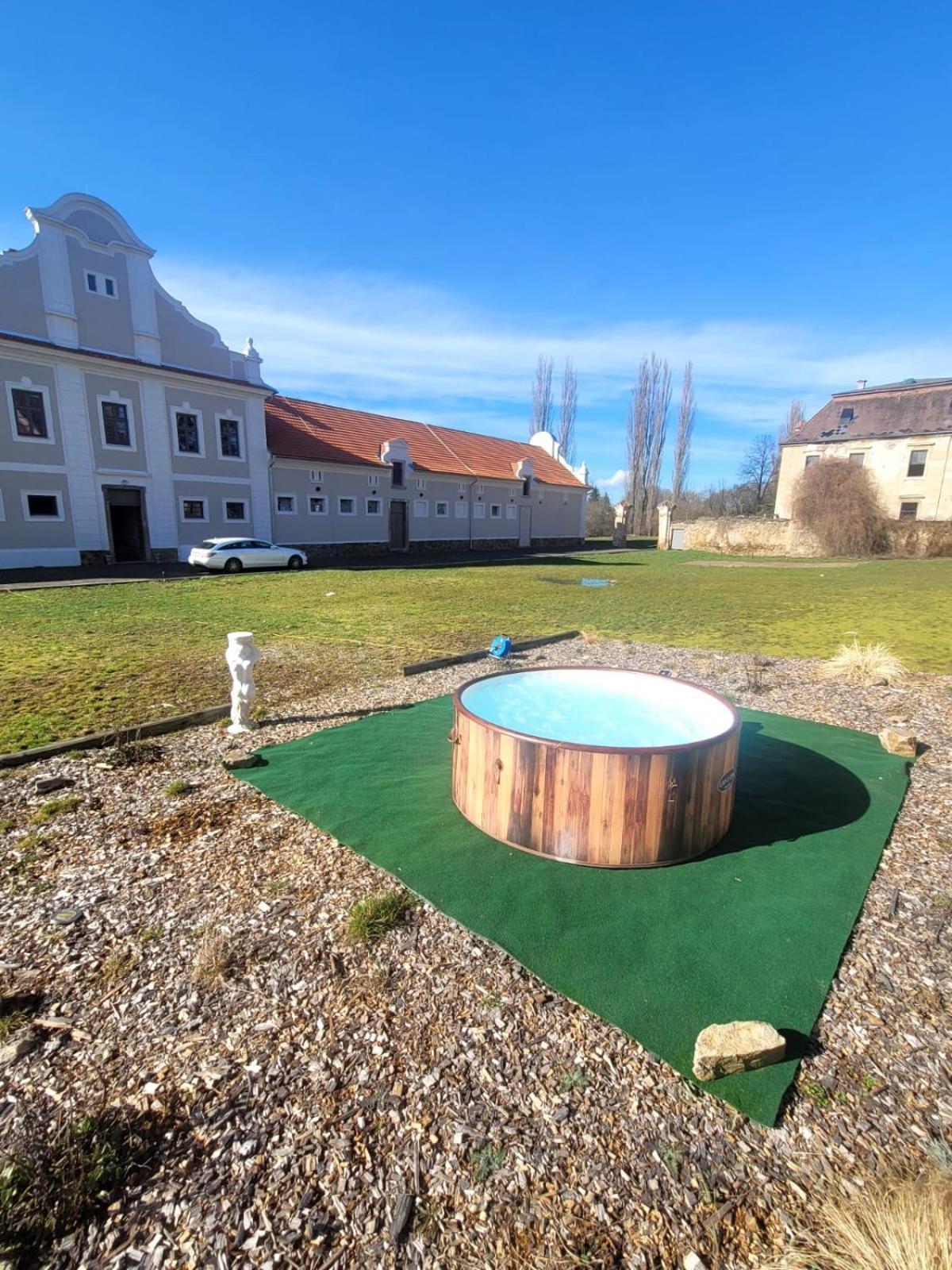Teepee v zámecké zahradě Hotel Ronow an der Doubrava Exterior foto
