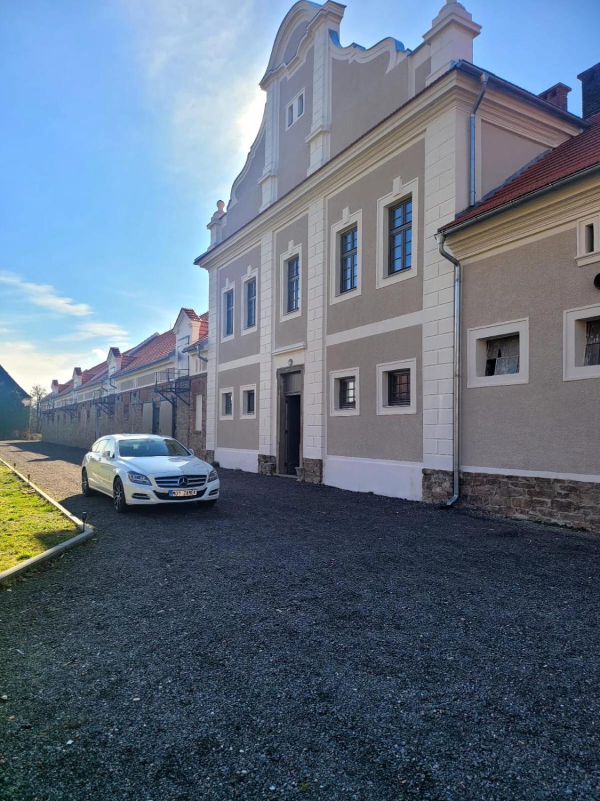 Teepee v zámecké zahradě Hotel Ronow an der Doubrava Exterior foto