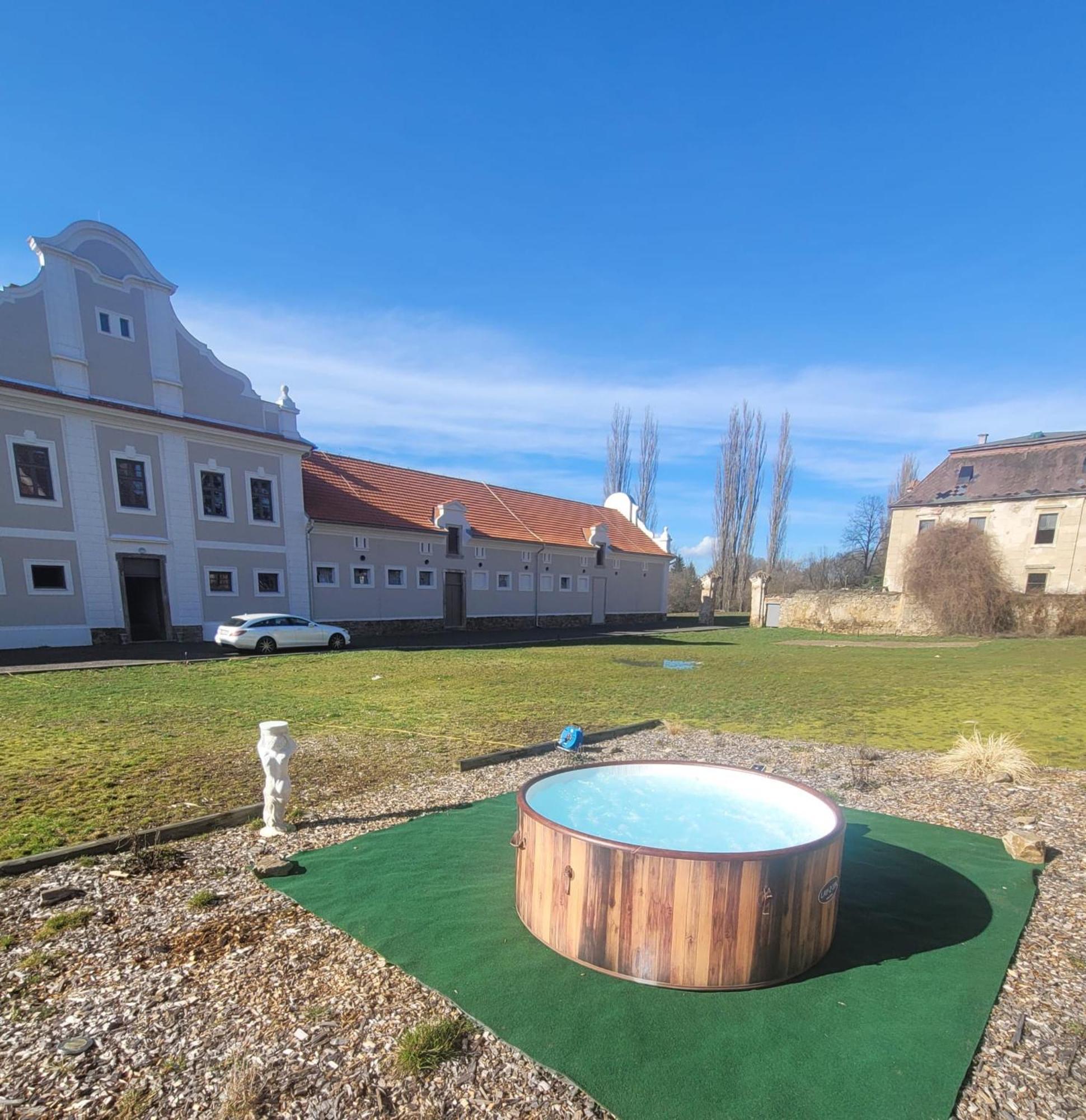 Teepee v zámecké zahradě Hotel Ronow an der Doubrava Exterior foto