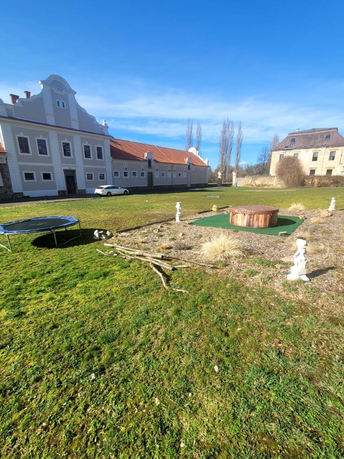 Teepee v zámecké zahradě Hotel Ronow an der Doubrava Exterior foto
